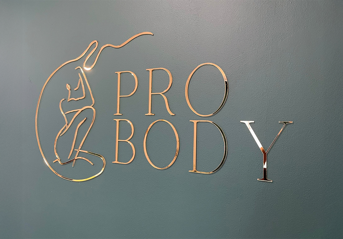 Logo wykonane ze złotej plexi lustrzanej – realizacja dla Probody